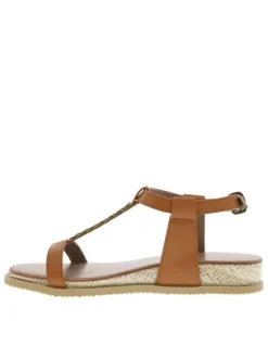 Nu-pieds marron à talon compensé bas avec boucle et détails métalliques