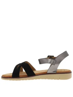 Nu-pieds noirs avec un talon compensé bas et une boucle à ardillon