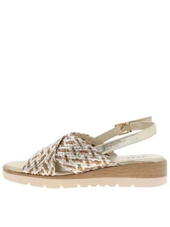 Nu-pieds or avec un talon compensé bas et une boucle à ardillon