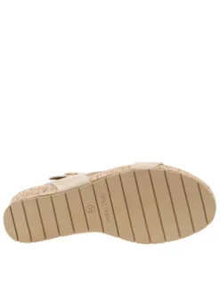 Nu-pieds or à semelle compensé et une fermeture à boucle à ardillon