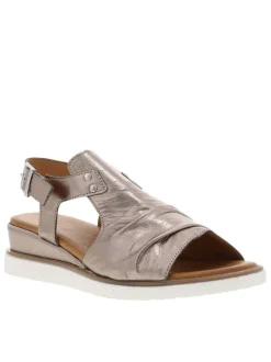 Nu-pieds roses en cuir avec un talon compensé bas et une boucle à ardillon