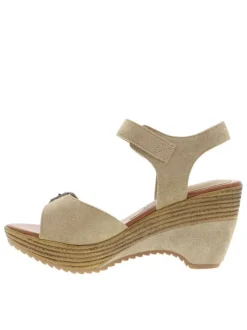 Nu-pieds sable à semelle compensé haut et à boucle à ardillon