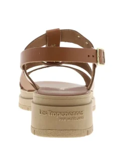 Nu-pieds tan en cuir avec un talon décroché bas et une boucle à ardillon