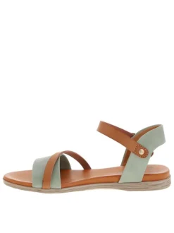 Nu-pieds verts à talon plat et fermeture avec une boucle à ardillon