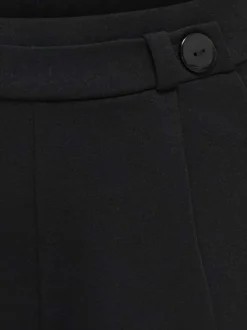 Pantalon chino en coton biologique noir uni pourvu d'une coupe fluide