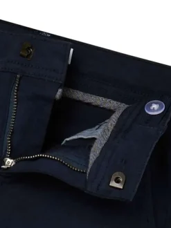 Pantalon chino en coton marine avec une coupe slim et une taille réglable