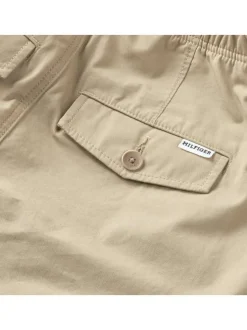 Pantalon en coton beige uni avec une coupe chino et des poches arrières