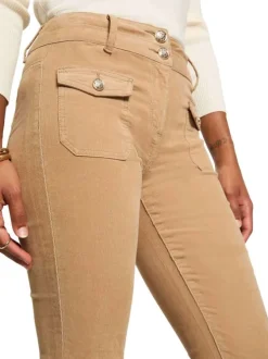 Pantalon beige coupe bootcut en coton pourvu de boutons dorés