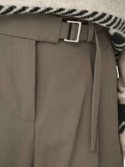 Pantalon beige uni avec des passants pour ceinture et une coupe droite