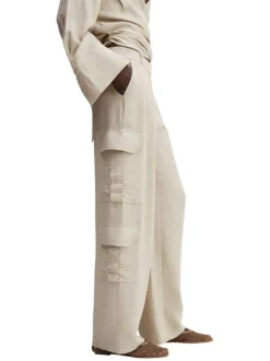 Pantalon beige uni avec une coupe cargo et des pinces à l'avant