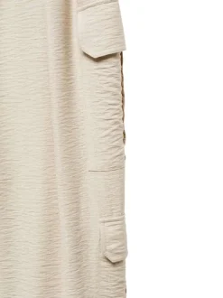 Pantalon beige uni avec une coupe cargo et des pinces à l'avant