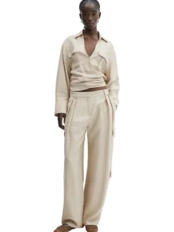 Pantalon beige uni avec une coupe cargo et des pinces à l'avant