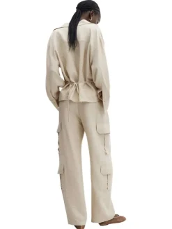 Pantalon beige uni avec une coupe cargo et des pinces à l'avant