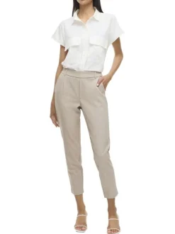 Pantalon beige uni avec une coupe cigarette et une taille intermédiaire