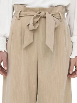 Pantalon beige uni fluide avec une coupe bootcut et une ceinture