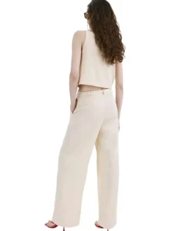 Pantalon beige uni pourvu d'une coupe droite et de passants pour la ceinture