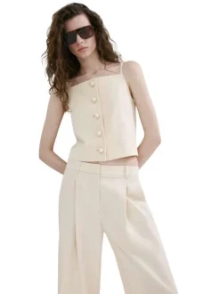 Pantalon beige uni pourvu d'une coupe droite et de passants pour la ceinture