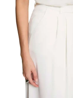 Pantalon blanc uni pourvu d'une coupe large et de détails plissés