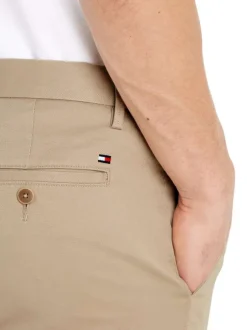 Pantalon Bleeker en coton beige uni avec une coupe chino et poches latérales