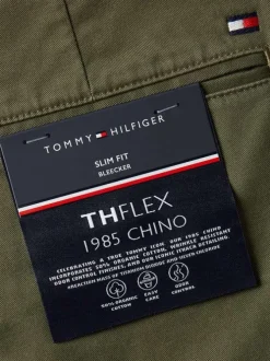 Pantalon Bleeker en coton kaki uni avec une coupe chino et des poches latérales