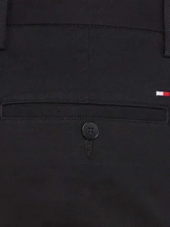 Pantalon Bleeker en coton noir uni avec une coupe chino et logo de la marque