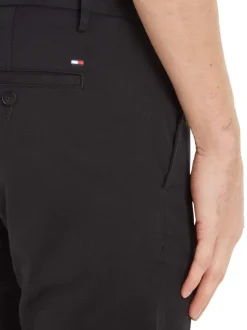 Pantalon Bleeker en coton noir uni avec une coupe chino et logo de la marque