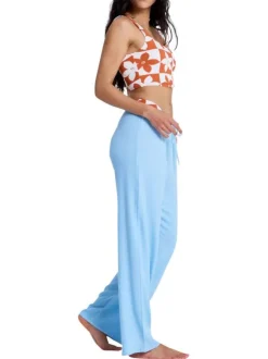Pantalon bleu à coupe droite pourvu du logo de la marque brodé