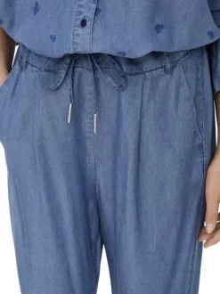 Pantalon bleu imitation denim uni avec une coupe carotte et un lacet à la taille
