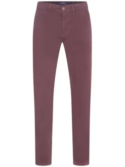 Pantalon bordeaux avec une coupe chino