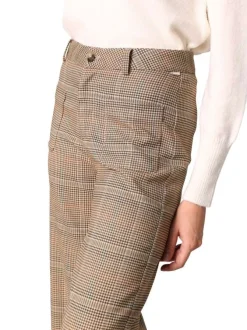 Pantalon camel à motif écossais avec deux poches plaquées et coupe évasée