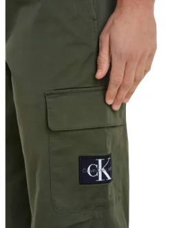 Pantalon cargo en coton kaki uni avec six poches et une coupe regular