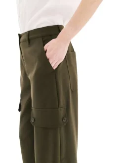 Pantalon cargo kaki uni avec une coupe ample et de multiples poches