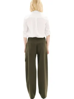 Pantalon cargo kaki uni avec une coupe ample et de multiples poches