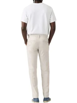 Pantalon chino beige à coupe slim pourvu du patch de la marque