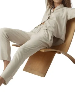 Pantalon Chino beige pourvu d'une coupe droite et d'une taille élastiquée