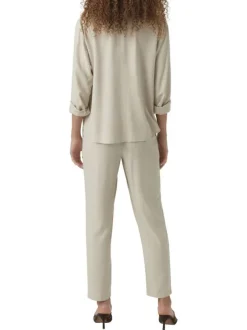 Pantalon Chino beige pourvu d'une coupe droite et d'une taille élastiquée
