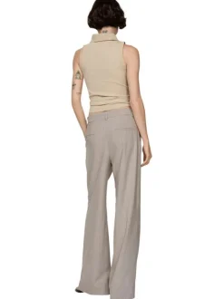Pantalon chino beige à rayures tennis avec une coupe longue et deux poches