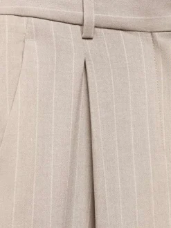 Pantalon chino beige à rayures tennis avec une coupe longue et deux poches