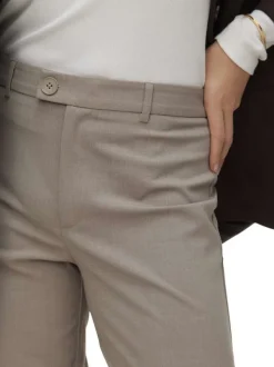 Pantalon chino beige uni avec une coupe droite et des passants pour ceinture