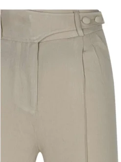 Pantalon chino beige uni avec une coupe droite et passants pour ceinture