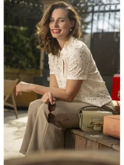 Pantalon chino beige uni pourvu d'une coupe bootcut et d'un bouton à la taille
