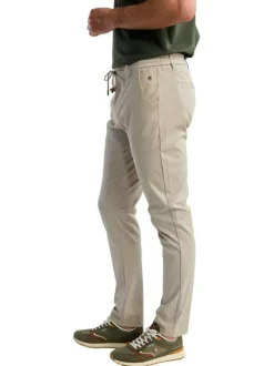 Pantalon chino beige uni pourvu d'un lien à nouer à la taille