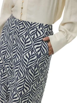 Pantalon chino bleu et blanc coupe ample orné d'un motif végétal