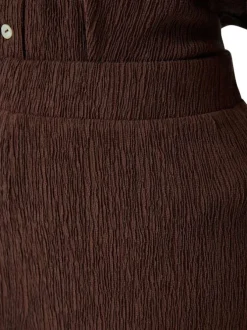 Pantalon chino brun uni pourvu d'une taille élastiquée et d'une coupe bootcut