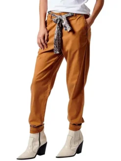 Pantalon Chino camel uni avec une coupe slim et quatre poches