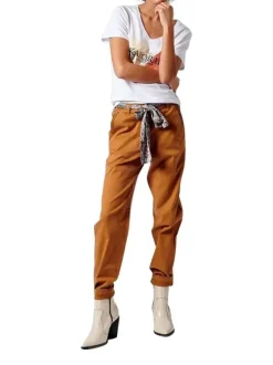 Pantalon Chino camel uni avec une coupe slim et quatre poches
