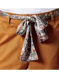 Pantalon Chino camel uni avec une coupe slim et quatre poches