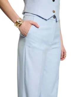 Pantalon chino ciel pourvu d'une fermeture par zip et bouton