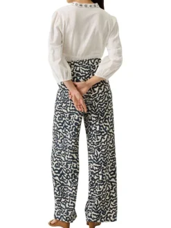 Pantalon chino écru à motifs pourvu d'une coupe bootcut et d'une taille haute