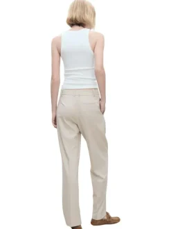 Pantalon chino de couleur beige clair uni avec une coupe droite